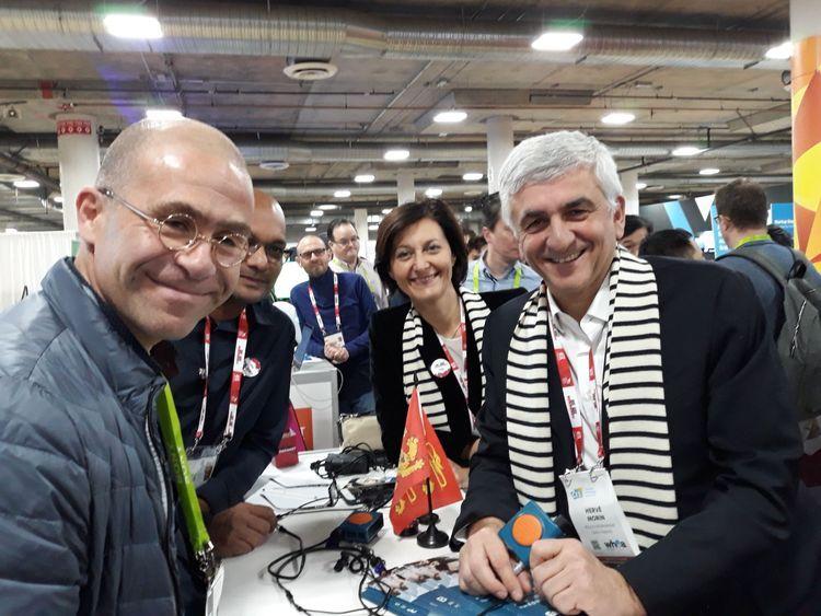 Hervé Morin y su primera vicepresidenta, Sophie Gaugain, conociendo el concepto BIONEAR junto a Laurent Capellari, presidente de Cotral Lab