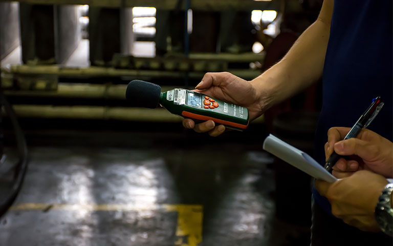 Toma de impresiones del oído por el técnico de prevención de Cotral Lab