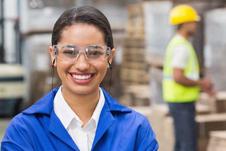 Mujer con tapones Cotral Lab
